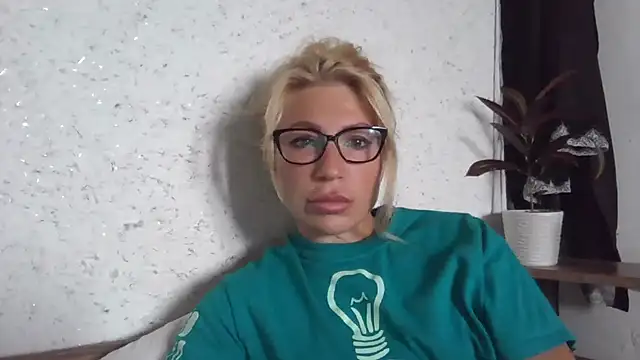 Snapshot of fox_red_lady7 chatting on September 29, 2025, 8:30 am fox red lady7 online show from September 29, 2025, 8:30 am