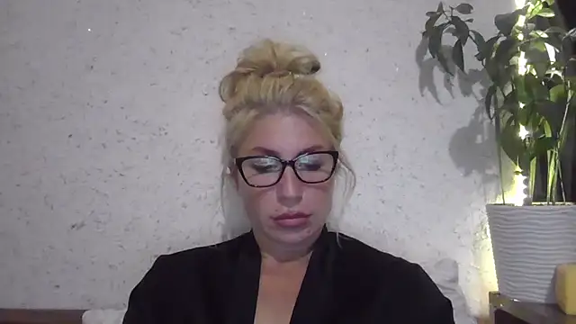 Snapshot of fox_red_lady7 chatting on October 4, 2025, 7:34 pm fox red lady7 online show from October 4, 2025, 7:34 pm