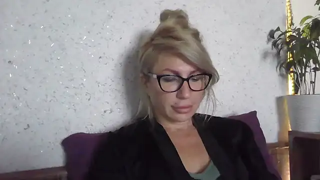 Snapshot of fox_red_lady7 chatting on October 26, 2025, 6:41 am fox red lady7 online show from October 26, 2025, 6:41 am