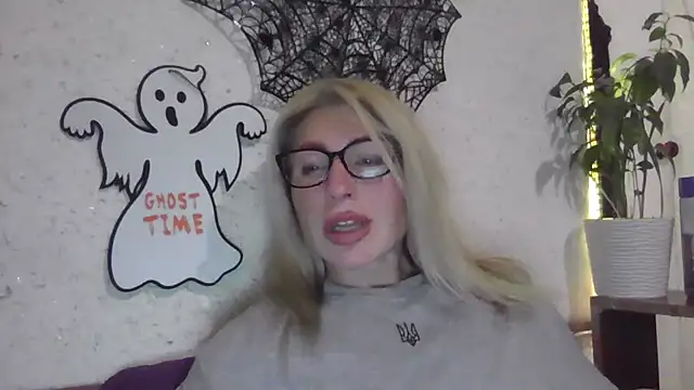 Snapshot of fox_red_lady7 chatting on October 30, 2025, 8:31 pm fox red lady7 online show from October 30, 2025, 8:31 pm