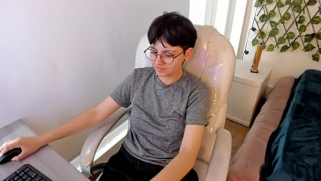 Nathaly ds online show from November 7, 2025, 7:47 pm