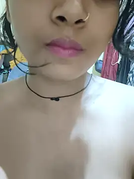 Snapshot of RAYI_Queen_2 chatting on May 5, 2026, 8:39 pm RAYI Queen 2 online show from May 5, 2026, 8:39 pm