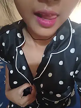 Snapshot of RAYI_Queen_2 chatting on May 23, 2026, 10:41 am RAYI Queen 2 online show from May 23, 2026, 10:41 am