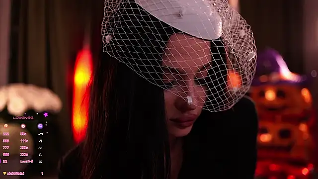 MaryHols online show from October 31, 2025, 4:08 pm