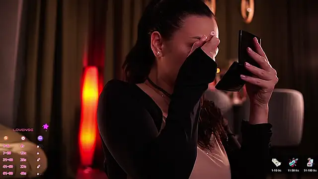 MaryHols online show from December 3, 2025, 5:11 pm