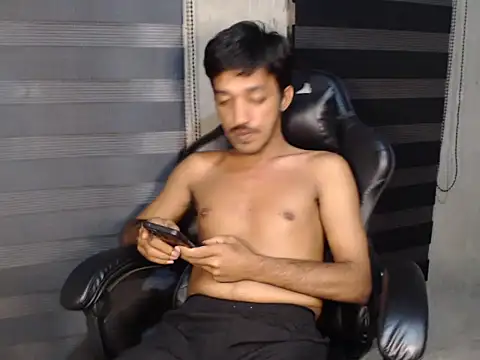 Snapshot of RowyCam chatting on November 7, 2025, 1:00 pm RowyCam online show from November 7, 2025, 1:00 pm