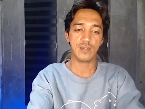 Snapshot of RowyCam chatting on December 17, 2025, 2:34 pm RowyCam online show from December 17, 2025, 2:34 pm