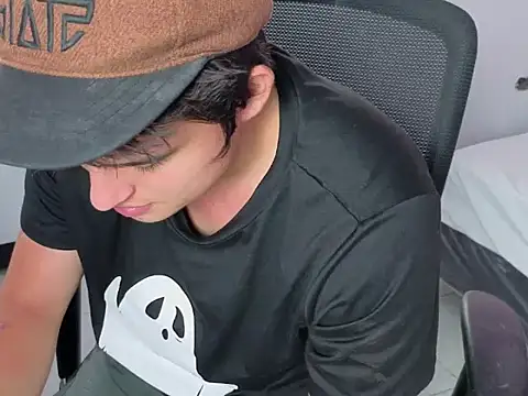 Snapshot of invincible200 chatting on October 31, 2025, 1:56 pm invincible200 online show from October 31, 2025, 1:56 pm