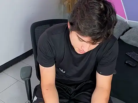 Snapshot of invincible200 chatting on November 14, 2025, 1:54 pm invincible200 online show from November 14, 2025, 1:54 pm