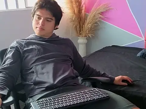 Snapshot of invincible200 chatting on November 17, 2025, 2:12 pm invincible200 online show from November 17, 2025, 2:12 pm