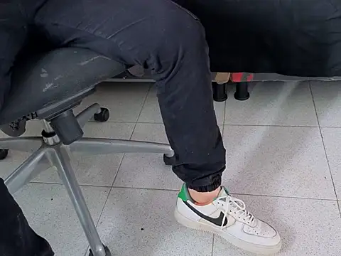 Snapshot of invincible200 chatting on November 20, 2025, 2:39 pm invincible200 online show from November 20, 2025, 2:39 pm