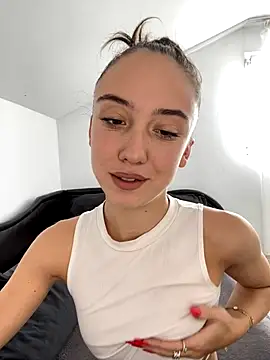 CristinaSww online show from October 20, 2025, 1:11 pm