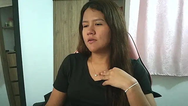 Oliviawatson1 online show from October 27, 2025, 12:20 pm