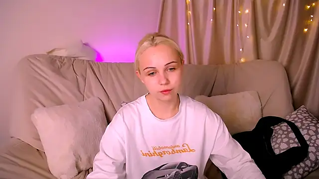 Charlotte Colinss online show from November 13, 2025, 4:06 pm