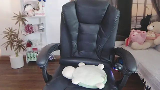 Suzie Wet Cave online show from October 28, 2025, 11:36 am