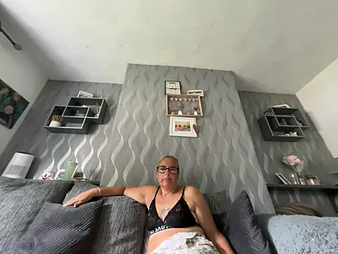 Anastasia-BlondeXX online show from May 26, 2026, 9:38 am