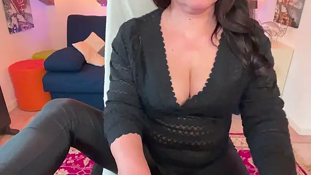 kyliebri online show from March 19, 2026, 1:59 pm