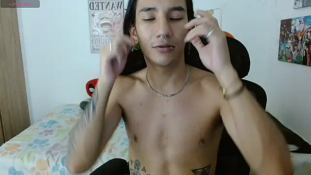 Snapshot of Max0n_ chatting on November 11, 2025, 4:45 am Max0n online show from November 11, 2025, 4:45 am