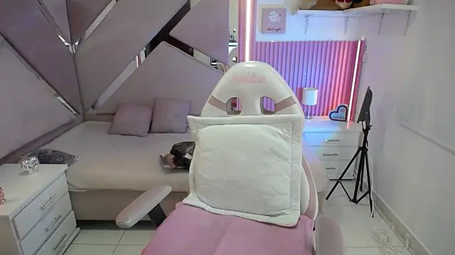 Mia garcia28 online show from November 19, 2025, 7:36 pm