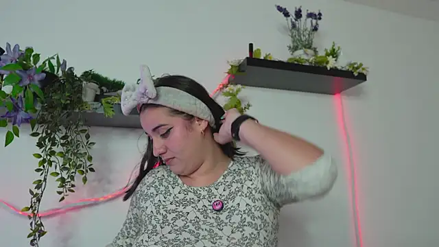 Lana Herondale online show from June 4, 2026, 3:23 am