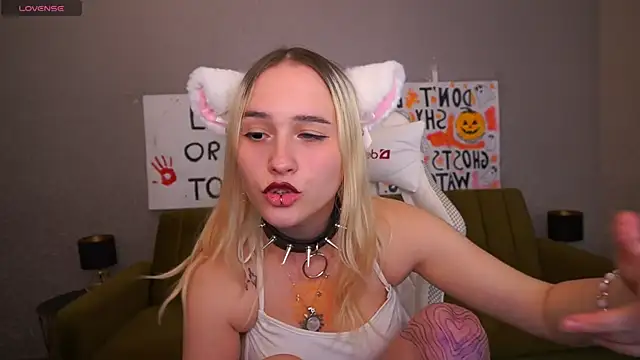 LilElfie online show from October 31, 2025, 11:28 pm