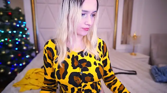 LilElfie online show from December 22, 2025, 9:23 pm