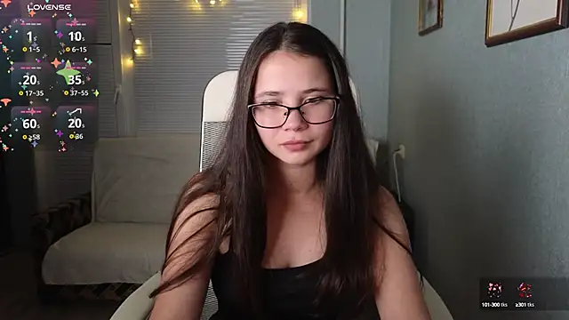 Snapshot of LuciaSenual chatting on October 13, 2025, 3:45 pm LuciaSenual online show from October 13, 2025, 3:45 pm