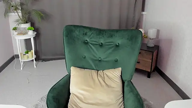 cute luucy online show from January 19, 2026, 4:05 am