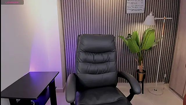 Missnaomi  online show from September 28, 2025, 5:57 am
