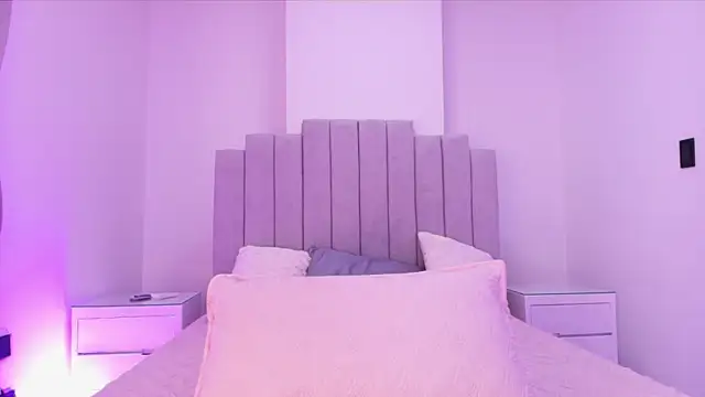 valecastro  online show from November 25, 2025, 7:14 pm