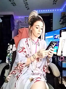 Snapshot of Purple2StayThnxx chatting on February 22, 2026, 6:24 am Purple2StayThnxx online show from February 22, 2026, 6:24 am