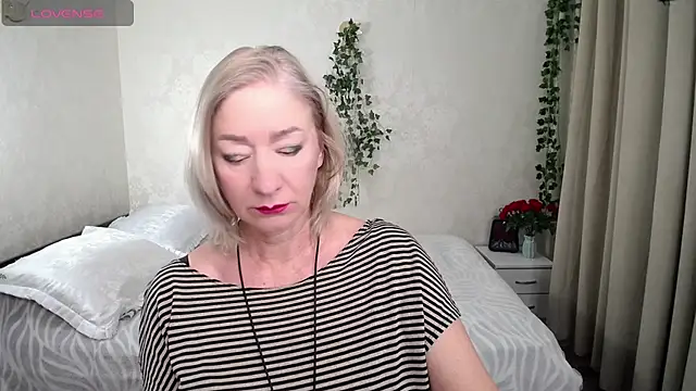 hunters woman online show from November 29, 2025, 10:35 pm