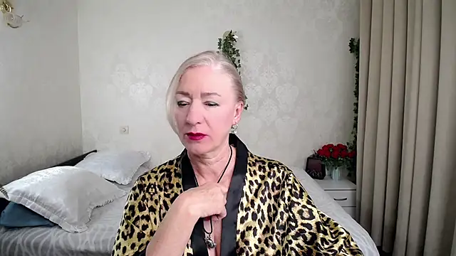 hunters woman online show from February 11, 2026, 3:22 am