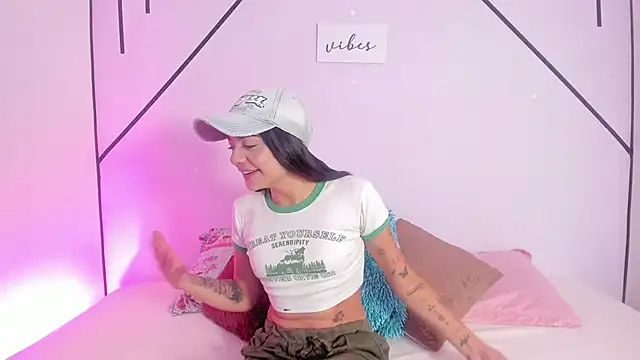 Snapshot of MiahCornell_ chatting on January 5, 2026, 7:17 pm MiahCornell online show from January 5, 2026, 7:17 pm