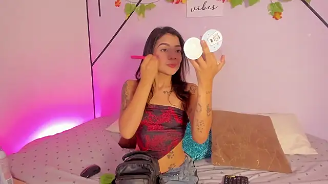 Snapshot of MiahCornell_ chatting on January 15, 2026, 8:01 pm MiahCornell online show from January 15, 2026, 8:01 pm