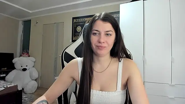 Snapshot of EmiLovsi chatting on October 13, 2025, 7:36 pm EmiLovsi online show from October 13, 2025, 7:36 pm