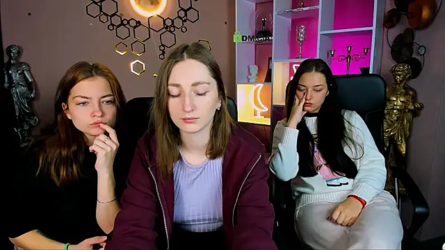 eva smiith  online show from December 22, 2025, 7:05 am