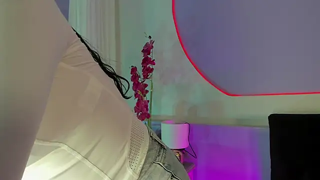  HAANNAH  online show from November 6, 2025, 7:48 pm