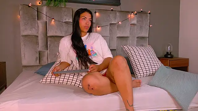 RiriiBrunette   online show from December 16, 2025, 8:03 pm