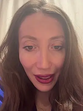 Snapshot of HellaryTourent chatting on January 13, 2026, 4:01 pm HellaryTourent online show from January 13, 2026, 4:01 pm