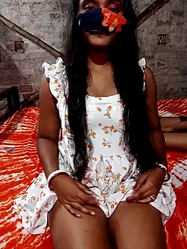 Snapshot of RAYI_Queen_4 chatting on October 6, 2025, 6:38 pm RAYI Queen 4 online show from October 6, 2025, 6:38 pm