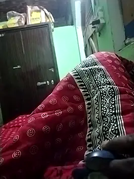 Snapshot of RAYI_Queen_4 chatting on October 28, 2025, 4:42 pm RAYI Queen 4 online show from October 28, 2025, 4:42 pm