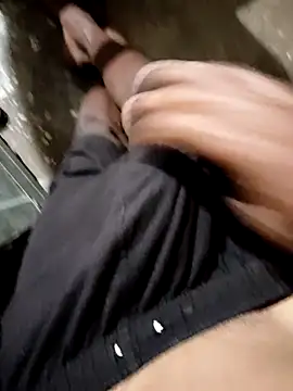 Snapshot of RAYI_Queen_4 chatting on November 29, 2025, 3:59 pm RAYI Queen 4 online show from November 29, 2025, 3:59 pm