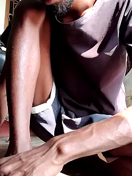 Snapshot of RAYI_Queen_4 chatting on December 2, 2025, 5:46 am RAYI Queen 4 online show from December 2, 2025, 5:46 am