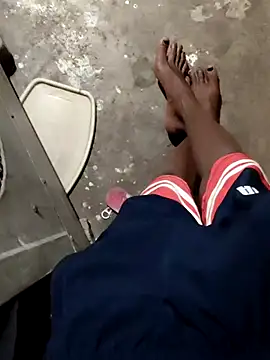 Snapshot of RAYI_Queen_4 chatting on December 3, 2025, 1:53 pm RAYI Queen 4 online show from December 3, 2025, 1:53 pm