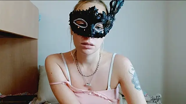 SatinQueen90 online show from November 12, 2025, 8:04 am