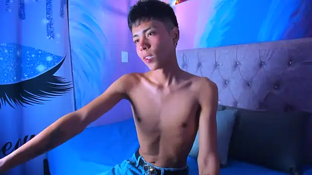 Snapshot of MaxiWildd chatting on December 17, 2025, 1:06 pm MaxiWildd online show from December 17, 2025, 1:06 pm