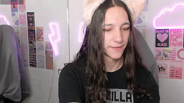 Snapshot of SilverMuse chatting on April 1, 2026, 10:40 pm SilverMuse online show from April 1, 2026, 10:40 pm