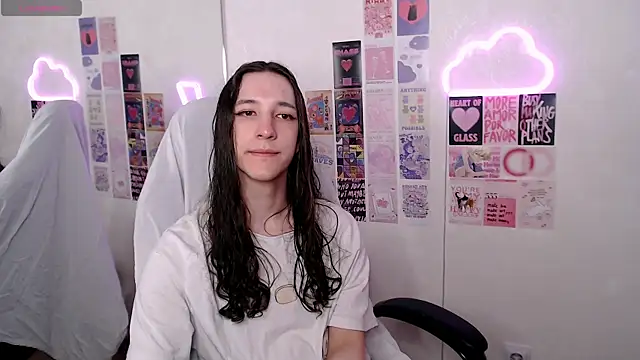 Snapshot of SilverMuse chatting on April 3, 2026, 5:55 pm SilverMuse online show from April 3, 2026, 5:55 pm