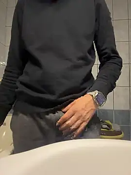 Snapshot of adiluci1 chatting on October 4, 2025, 5:00 pm adiluci1 online show from October 4, 2025, 5:00 pm